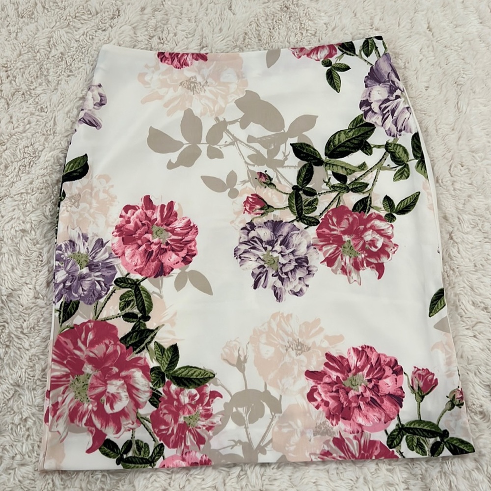 Ann Taylor floral pencil skirt. Size 8